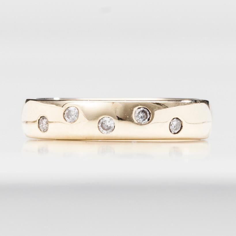 RING, 14K guld, 5 små diamanter, finska kontrollstämplar. Vikt 3,4 g.
