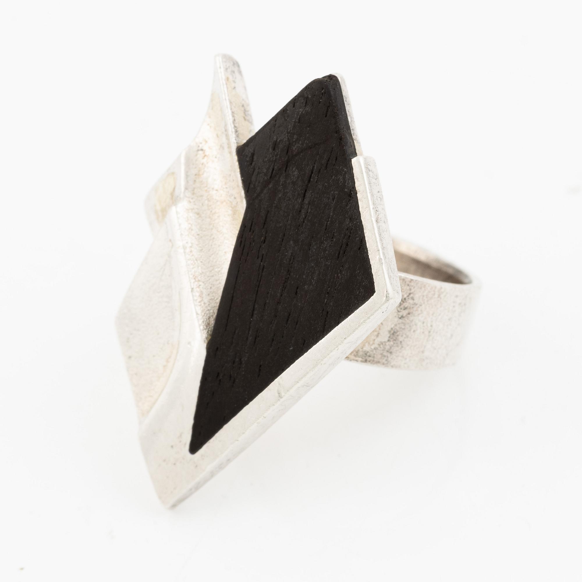 Zoltan Popovits, ring, silver and ebony, Lapponia.