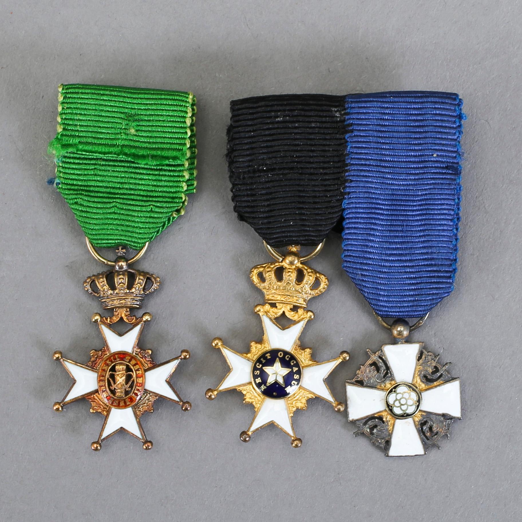 MINIATYRORDNAR, 3 st, förgylld metall och emajl, 1900-tal.