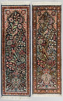 Mattor, 2 st snarlika, silke på bomullsvarp, Kashmir. Ca 119 x 39 cm och ca 123 x 40 cm.
