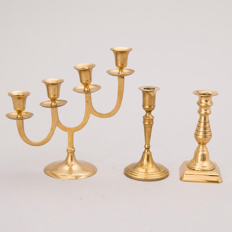 PARTI KANDELABRAR OCH LJUSSTAKAR, mässing, 1800/1900-tal.