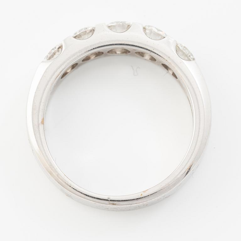Half eternity ring in 14K white gold set with brilliant-cut diamonds.