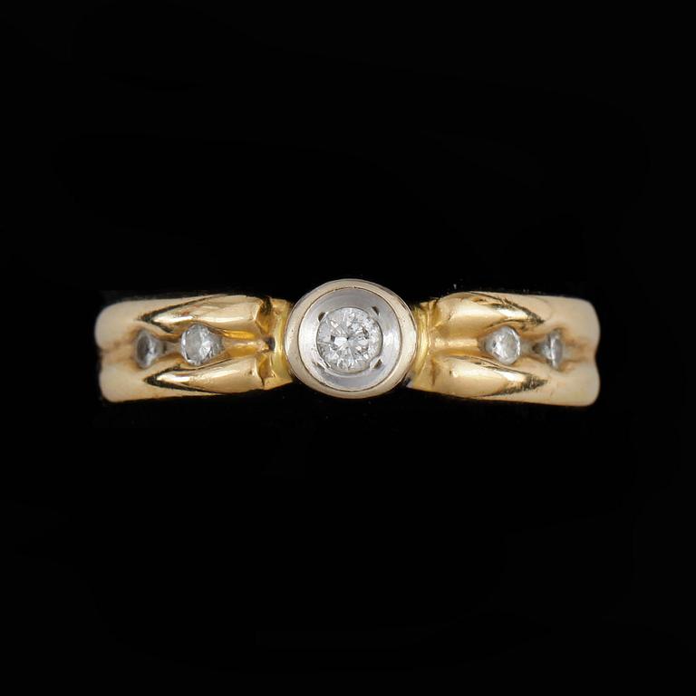 RING, 18k guld med 5 briljantslipade diamanter, tot ca 0,09 ct. Vikt ca 3 gram.