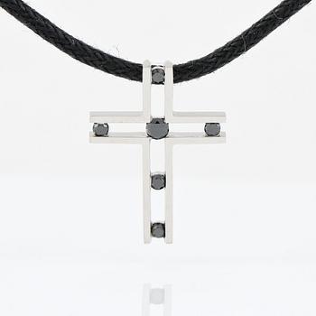 HÄNGE, Bliss Gioielli, Italien, ett kors på svart textilcord med 6 svarta diamanter ca 0.20ct