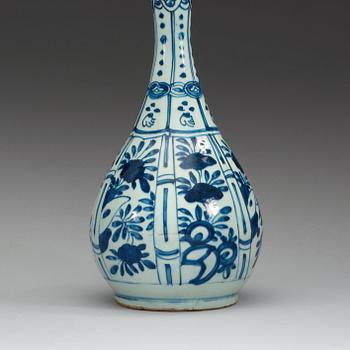 A blue and white flask, Ming dynasty, Wanli (1572-1620).