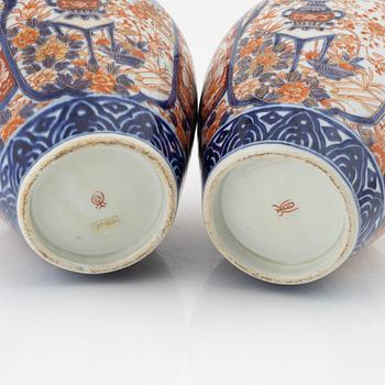 A pair of Japanese porcelain urns, Meiji period (1868-1912).