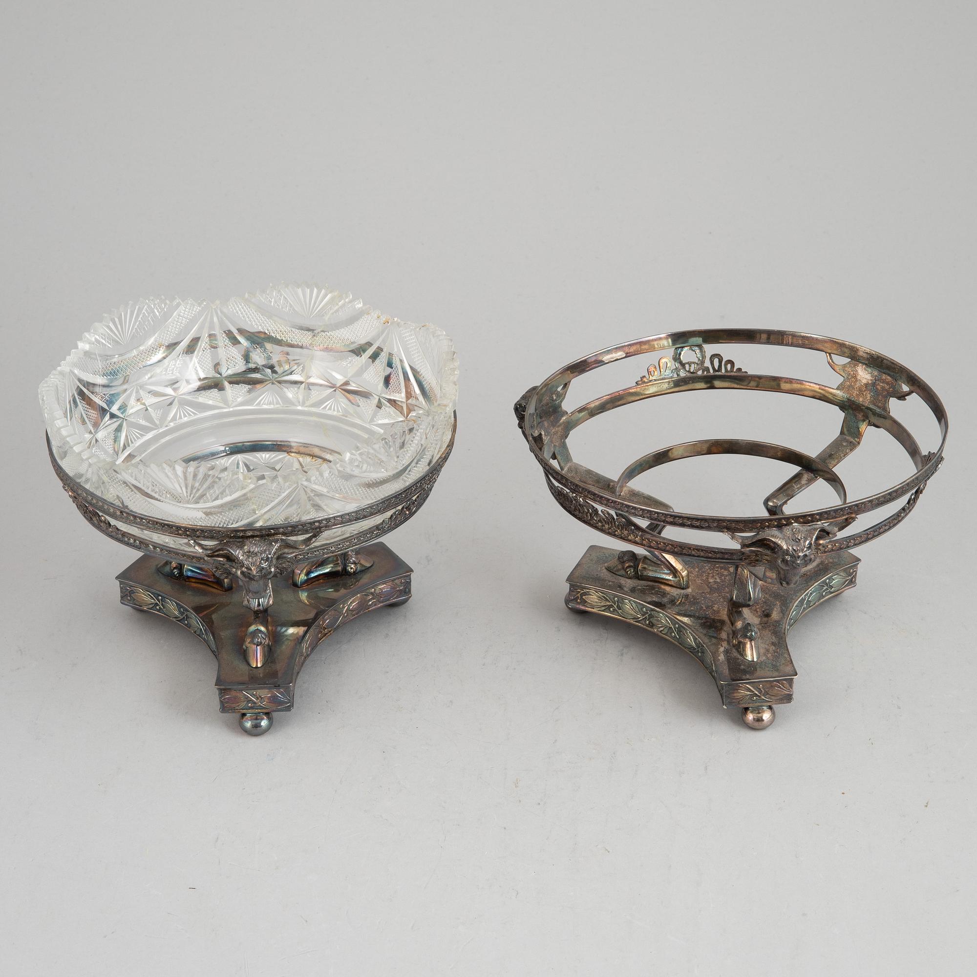 A pair of Gustavian style silver and glass bowls. A.G.Dufva, Stockholm, 1912.