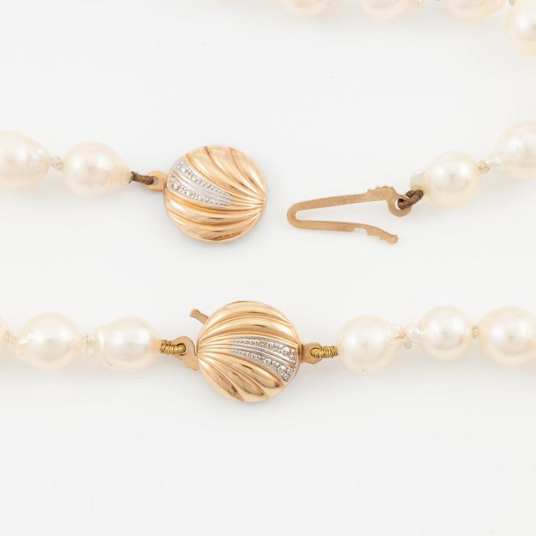 Necklace and bracelet, with cultured pearls, clasp 8K gold.