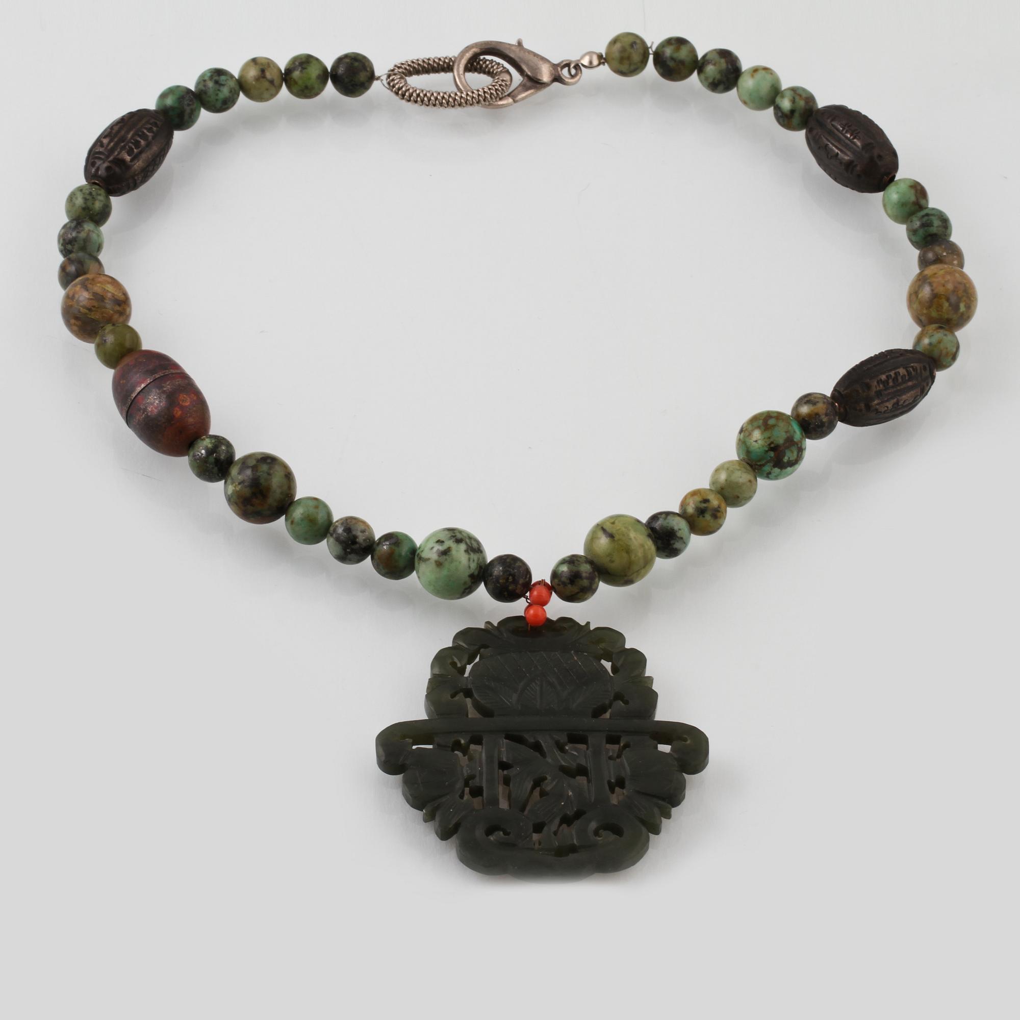 COLLIER, metall troligtvis med jadeit, krysopras samt korall, orientaliskt.
