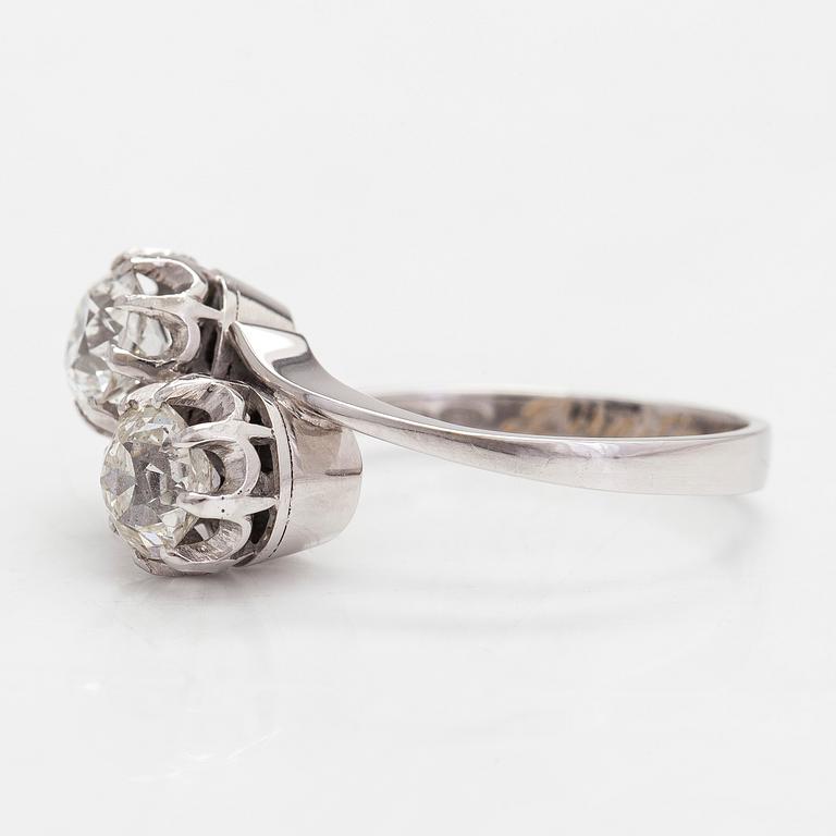 Ring, syskonring, 18K vitguld med två gammalslipade diamanter, totalt ca 2.20 ct. Med Intyg.