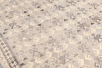 Kilim, ca 295 x 252 cm.