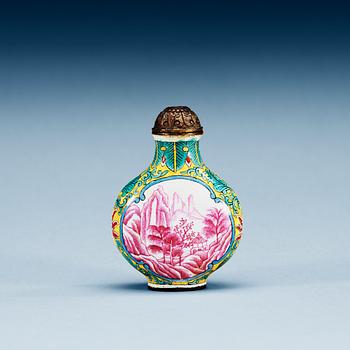 1371. An enamel on copper snuff bottle, Qing dynasty with Qianlong (1736-95) four character mark.