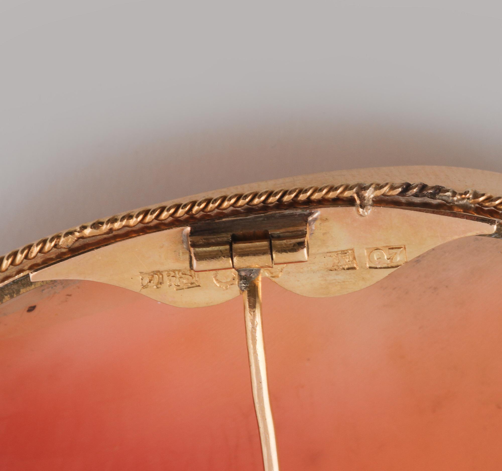 BROSCH/HÄNGE, 18K guld med skuren snäckskalscamé, Oscar Sjögren, Stockholm, 1918. Vikt 20,4 gram.