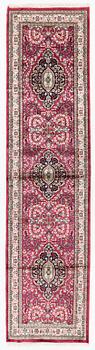 Gallerimatta, orientalisk, ca 305 x 76 cm.