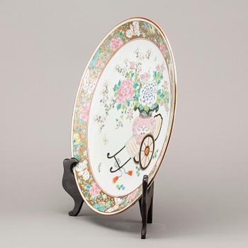 A PORCELAIN PLATE, Japan, early 20th Century.