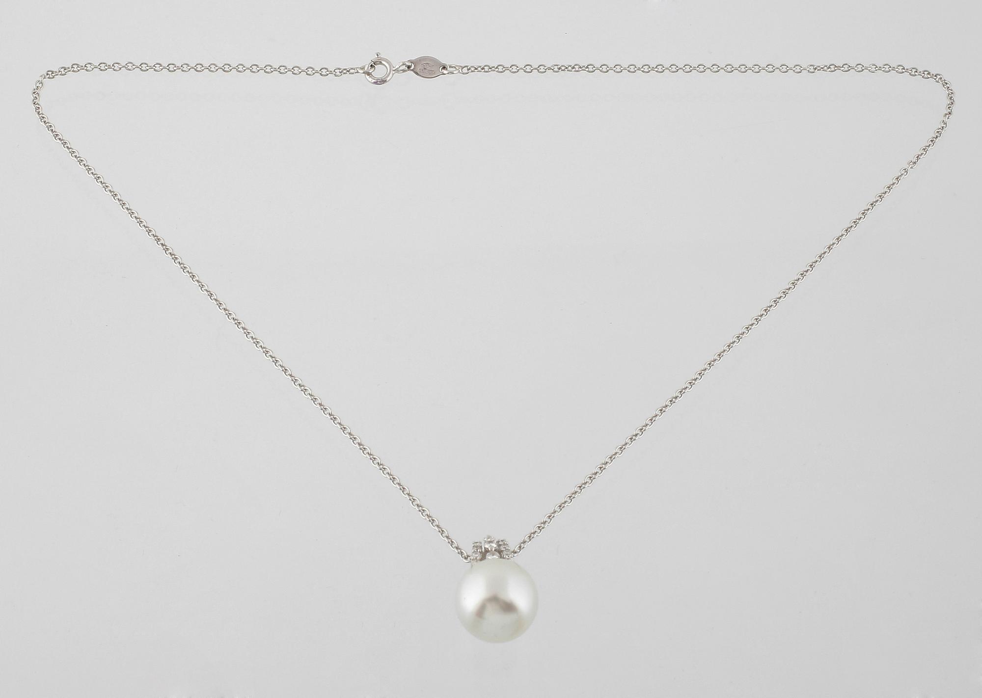 HÄNGE, 18K vitguld med briljantslipade diamanter 0.18 ct och odlad South Sea pärla. Vikt 7,1 gram.