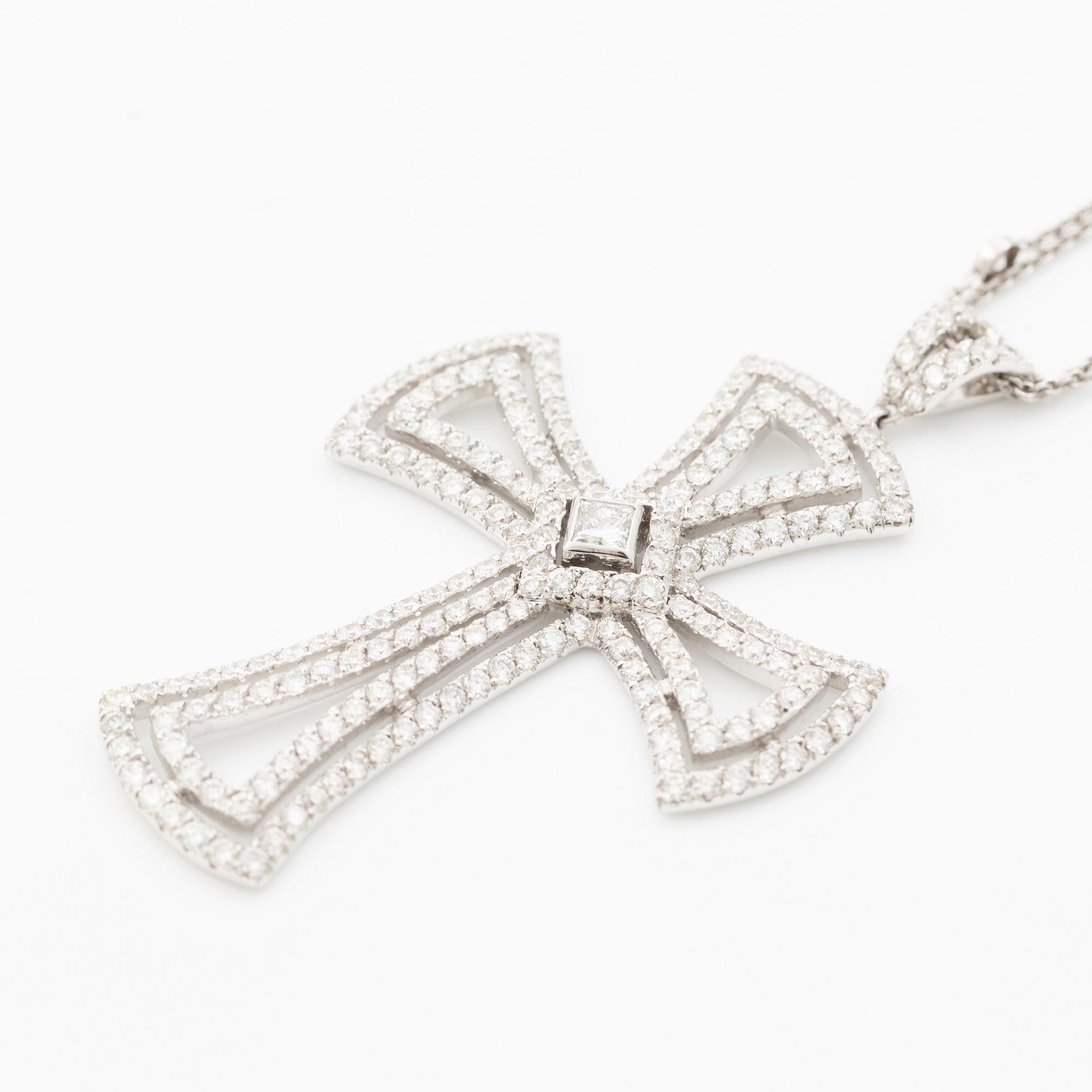 Cross pendant in white gold with princess-cut and brilliant-cut diamonds.