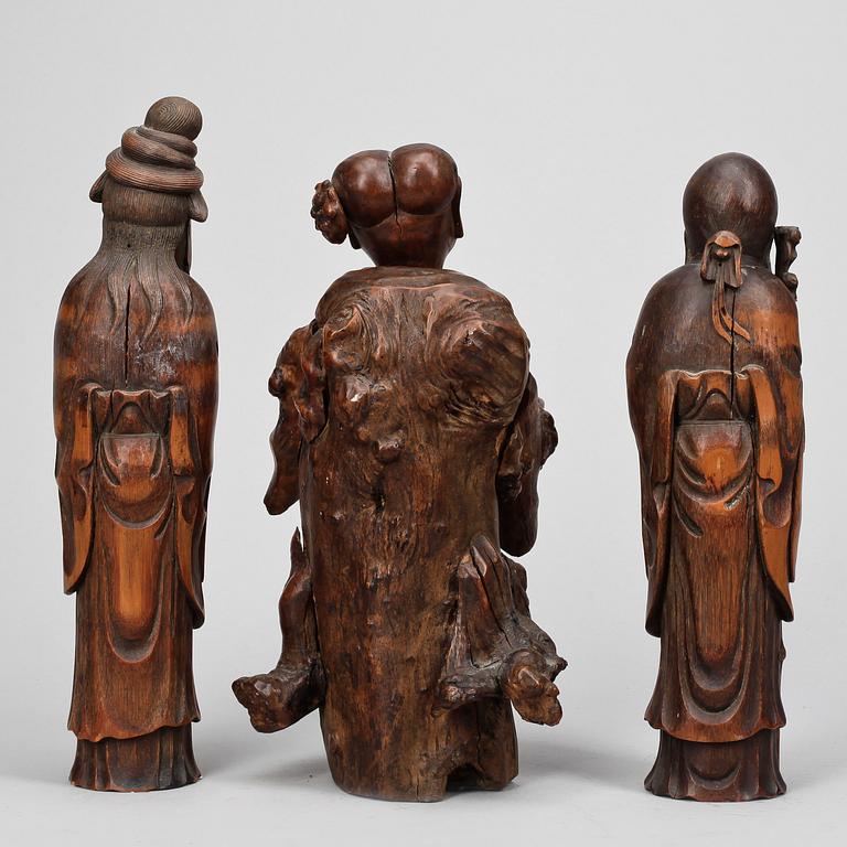 ROTSKULPTUR samt två FIGURINER, bambu. Qing dynastin, 1800-tal.