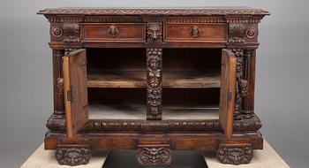 SKÄNK / CREDENZA, valnöt, renässans, Italien 1700-tal möjligen äldre.