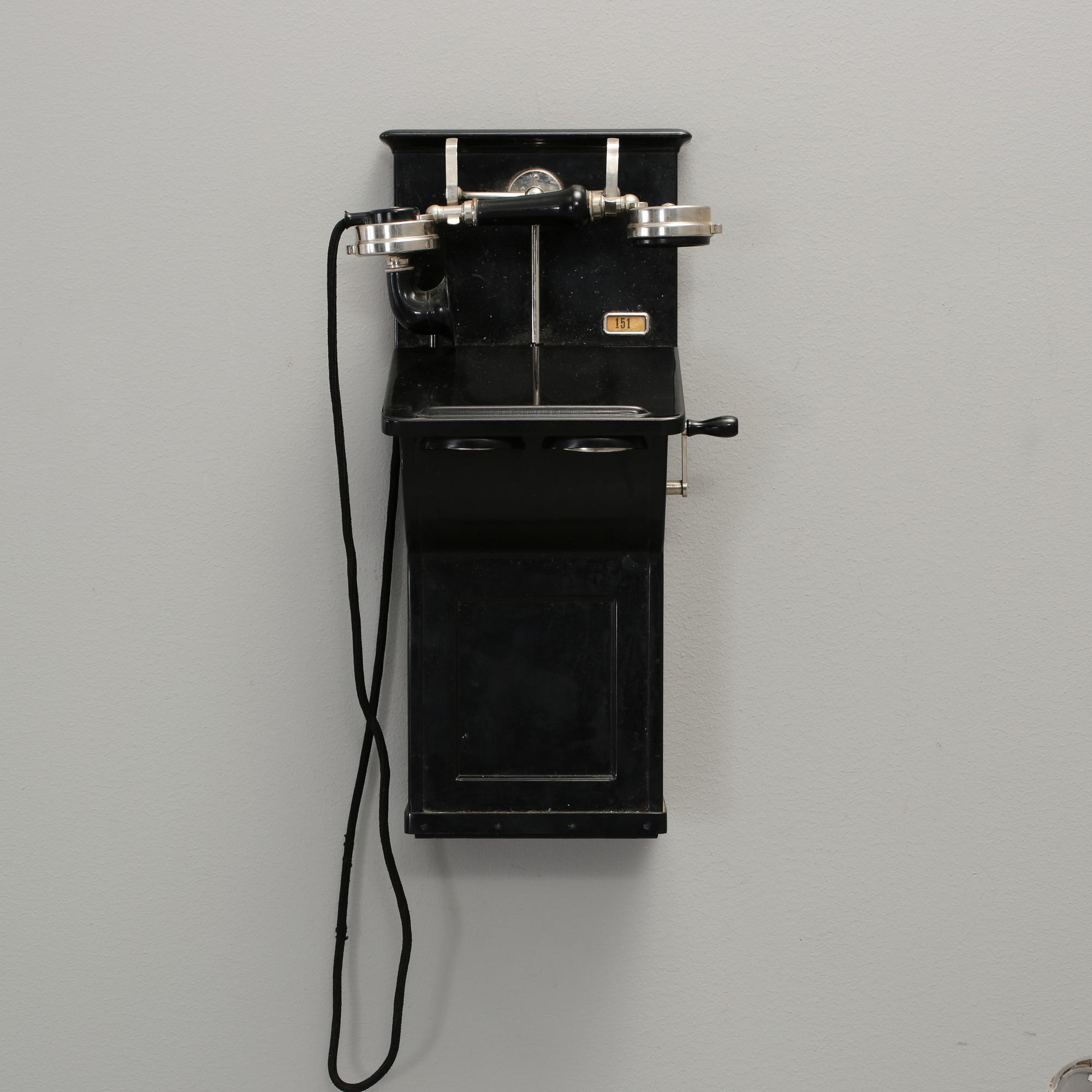 VÄGGTELEFON, Kungliga Telegrafverkets verkstad, Nynäshamn, 1900-talets första kvartal.