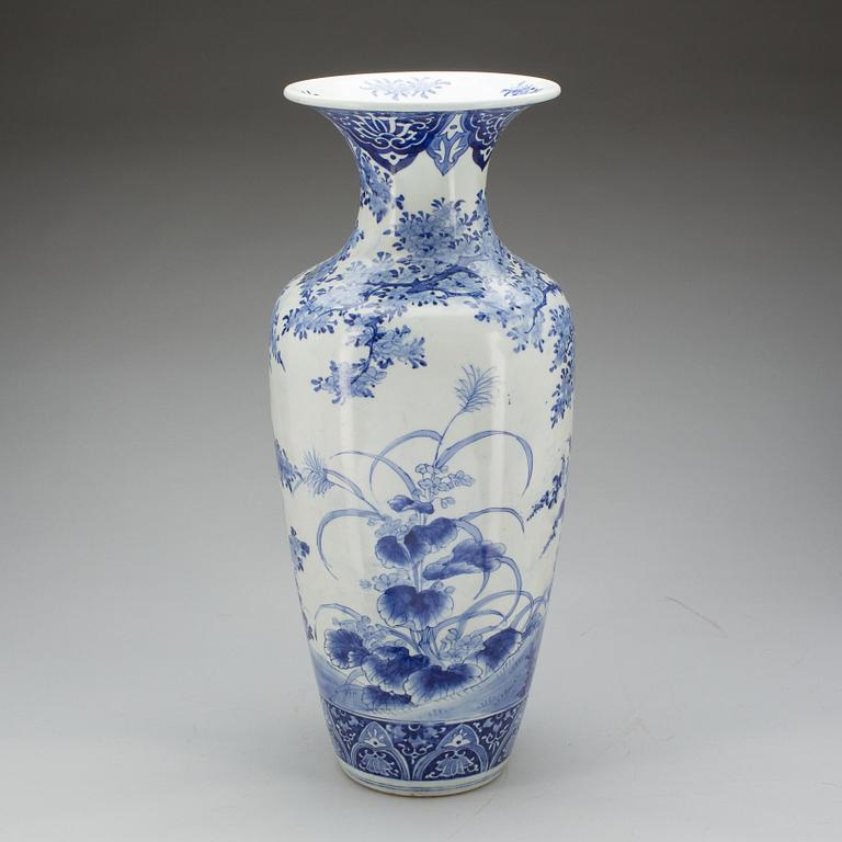 GOLVURNA, porslin, Japan, omkring 1900.
