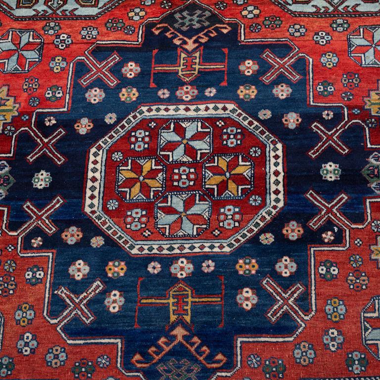 A RUG, ORIENTAL, CA 157 x 127 cm.