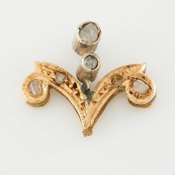 Necklace and bracelet in with floral motif set with cabochon-cut emeralds and rose-cut diamonds.