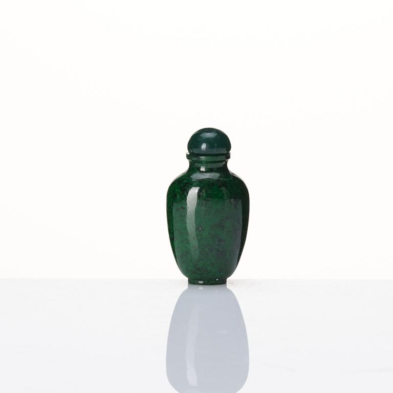A Chinese jade snuff bottle with stopper, 20th century.