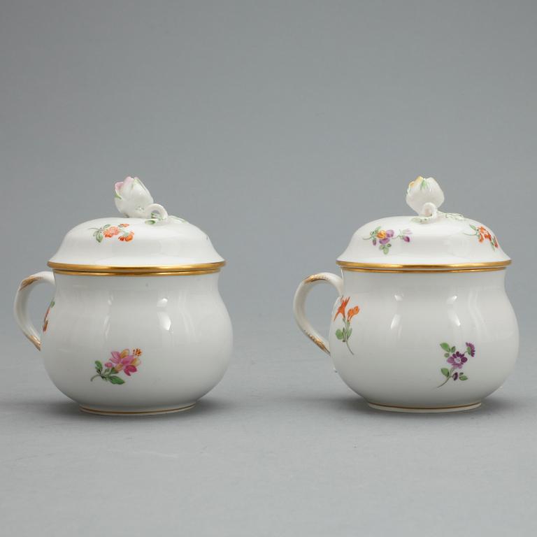 452324. CREMEKOPPAR MED LOCK, ett par, porslin, Meissen, märkta undertill.