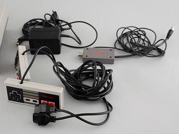 NINTENDO, NES 8-bits konsol, 2 kontroller, samt tre spel, 1980-tal.