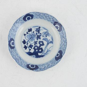 Eight pieces of porcelain, China, 18th-19th century.