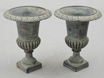 TRÄDGÅDSURNOR, ett par, patinerad metall, 1900/2000-tal.