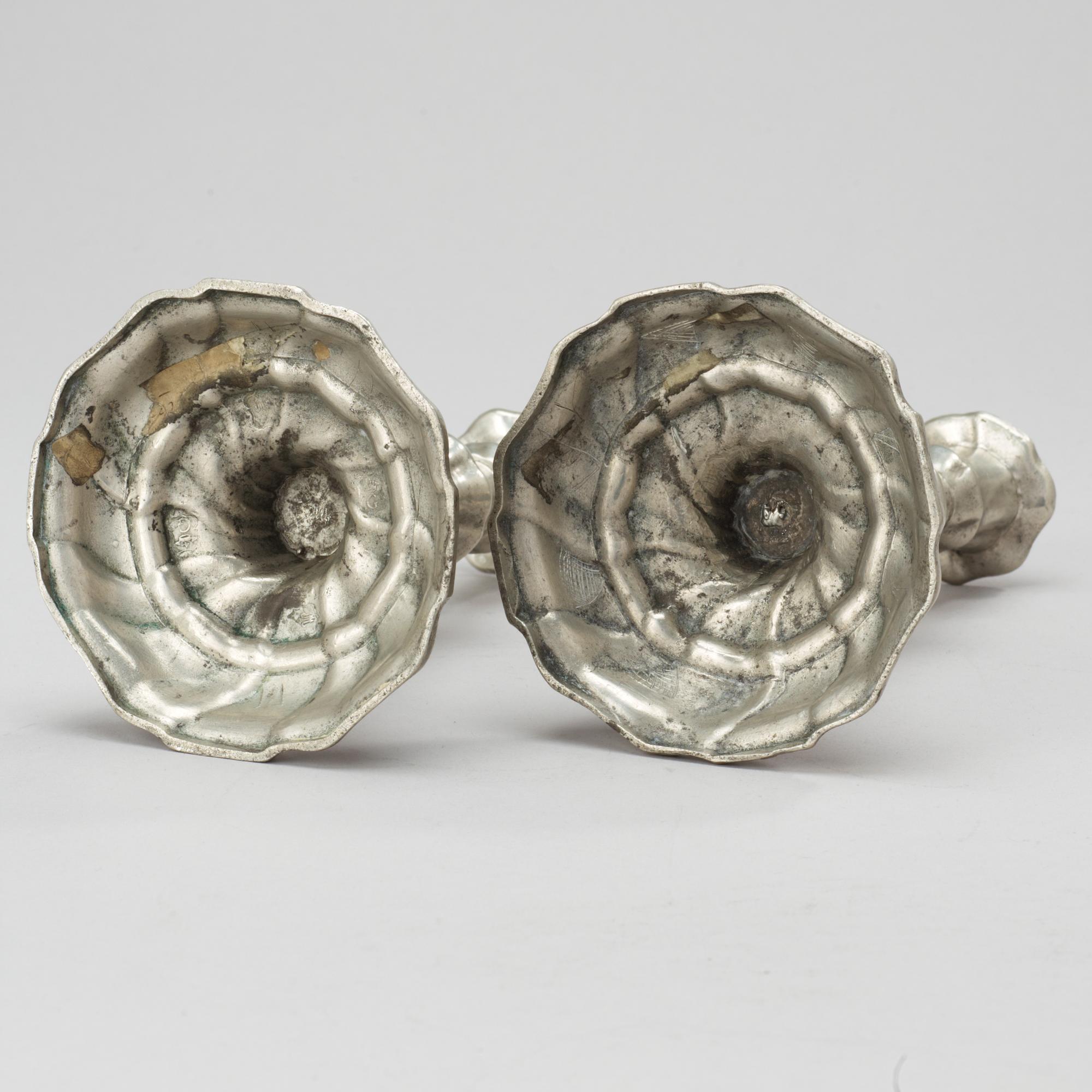 LJUSSTAKAR, ett par, av Johan Anjou (Gävle 1763-1808/10). Rokoko.