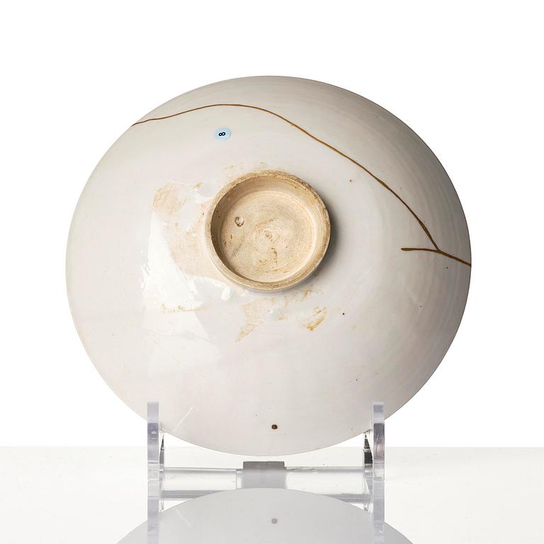 Skålar två stycken, vitglaserade samt kanna med lock, keramik, 1600-/1700-tal.