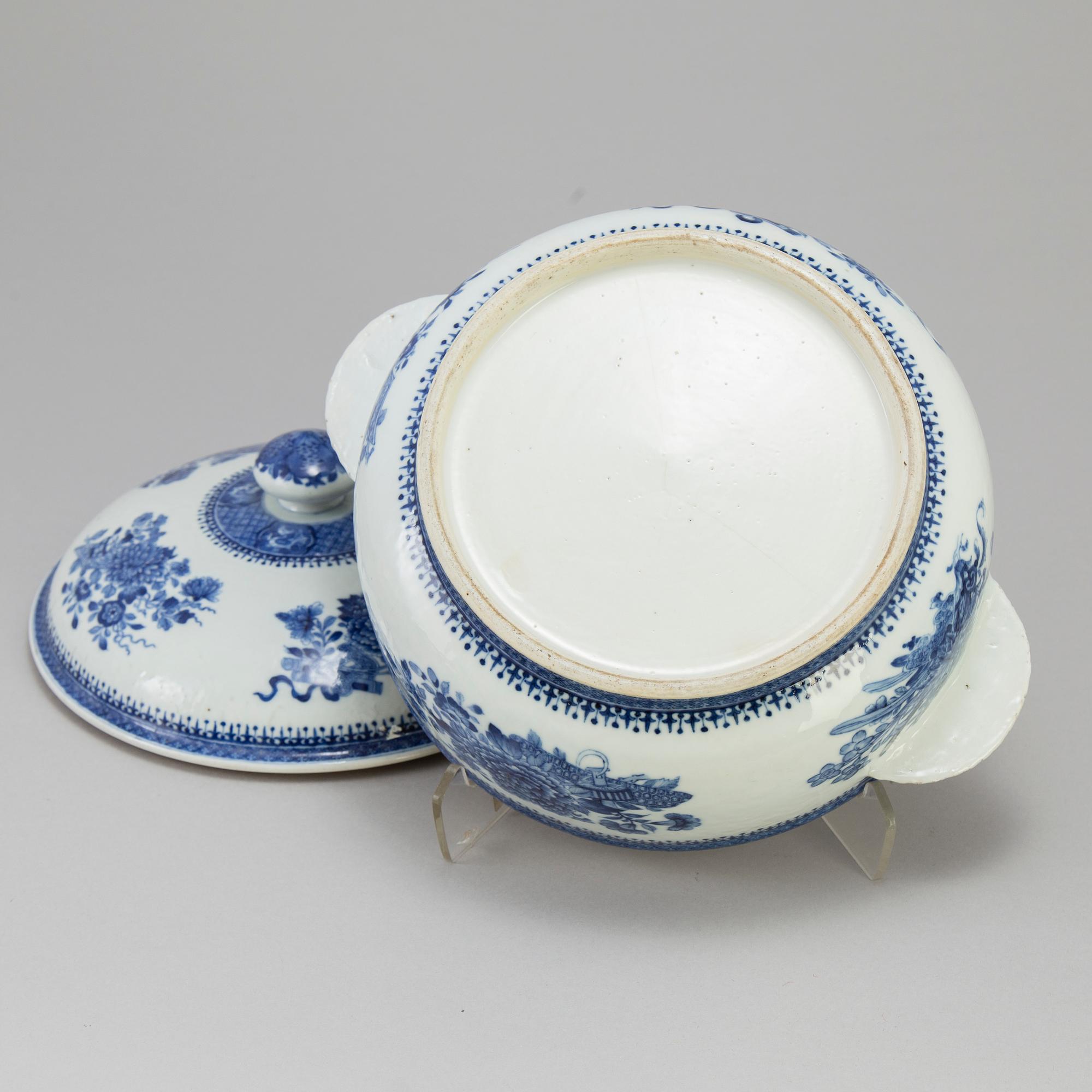 Terrin med lock, kompaniporslin, Kina, Qing dynastin, Qianlong (1736-95),