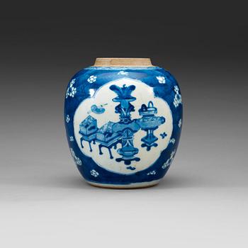 516. A blue and white jar, Qing dynasty, Kangxi (1662-1722).