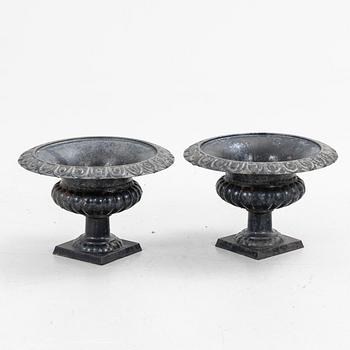 Garden urns, a pair, later part of the 20th century.