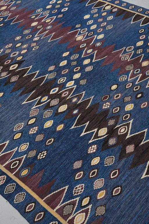 Barbro Nilsson, a carpet, "Snäckorna", flat weave, ca 309,5-312 x 203-205,5 cm, signed AB MMF BN.