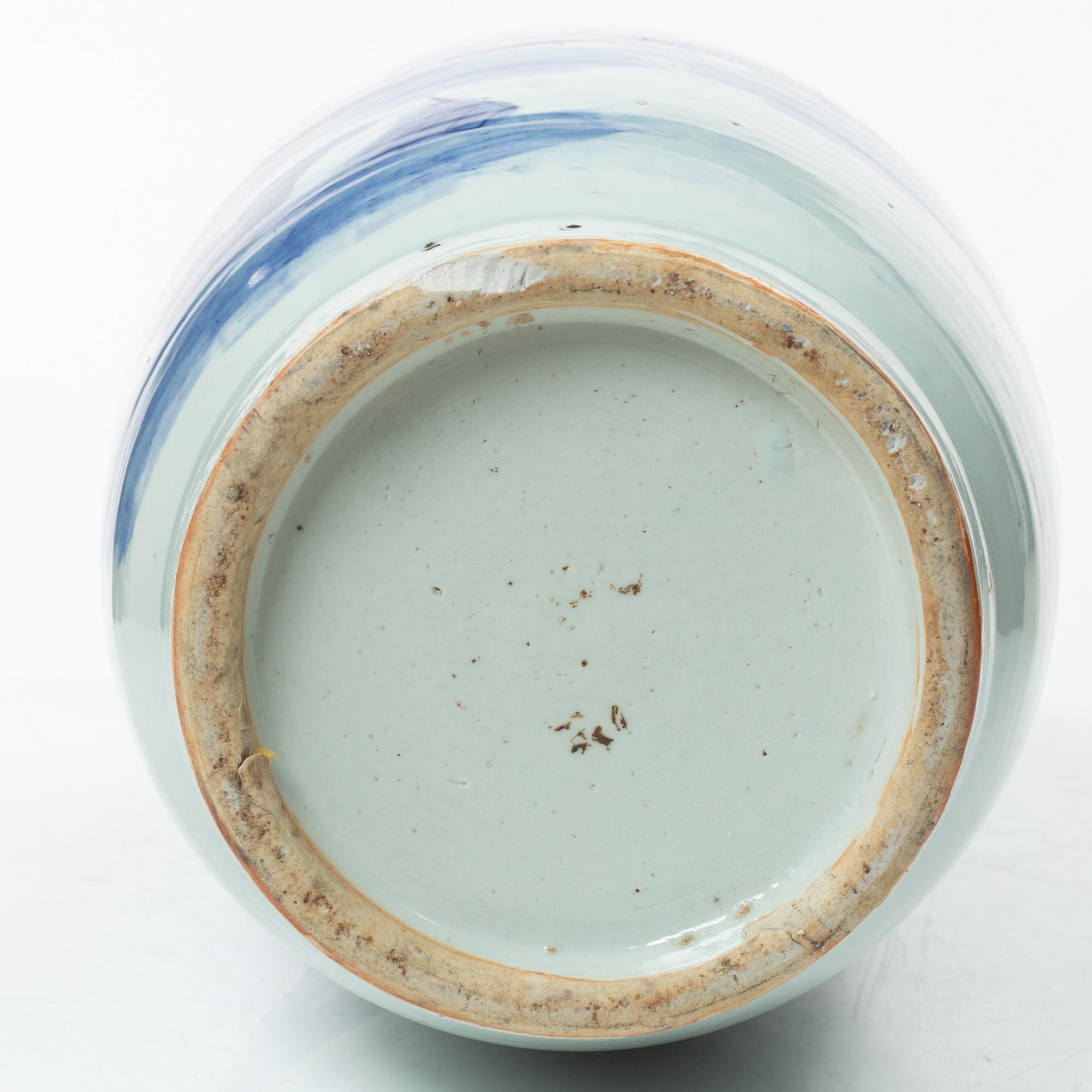 A porcelain vase, China, l19th century.