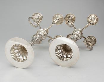 KANDELABRAR,  ett  par, silver, möjligen Nederländerna, Louis XVI stil, kring sekelskiftet 1900, vikt ca 4060 g.