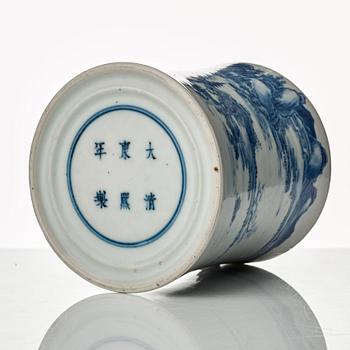 A blue and white brush pot, Qing dynasty, 19th Century.