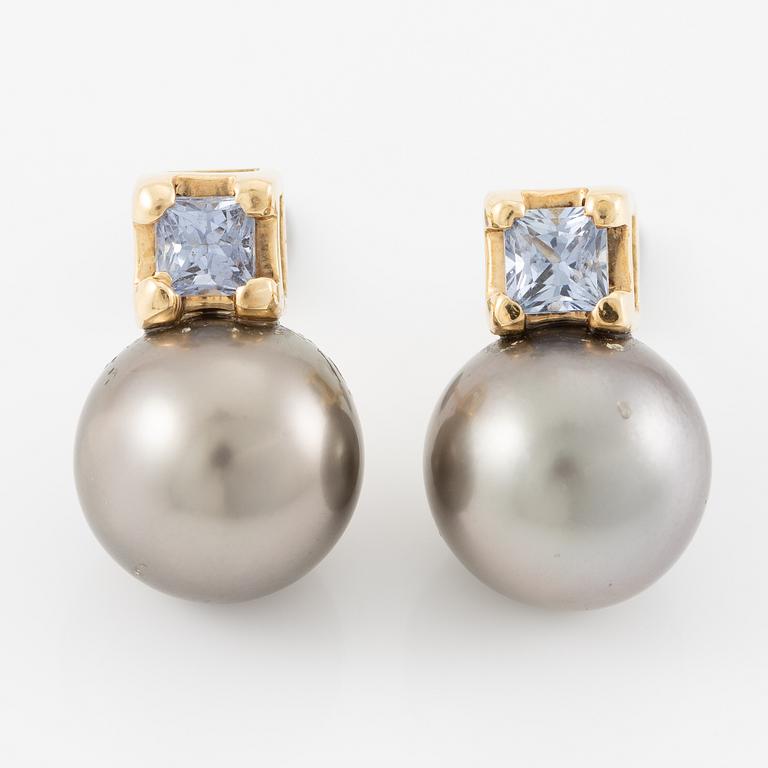 Earrings, 18K gold with cultured pearls.