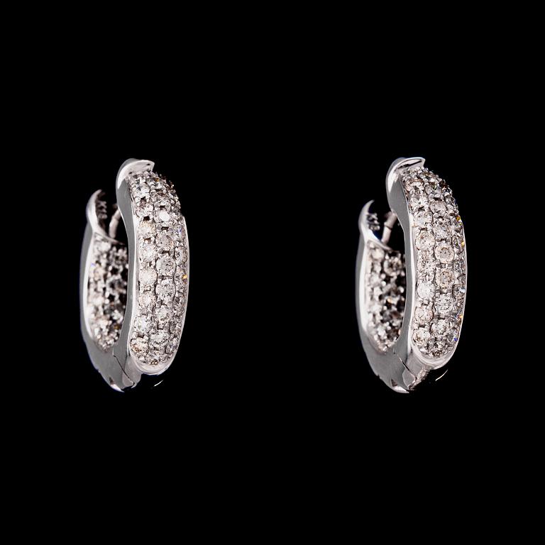 A pair of brilliant cut diamond earrings, tot. 1.11 cts.