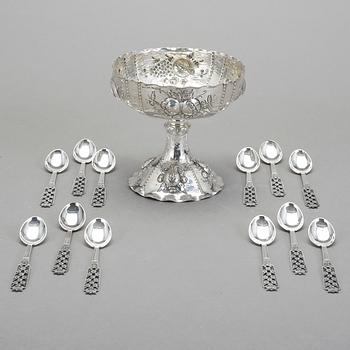PARTI SILVER, 13 delar, bland annat en uppsatsskål CG Hallberg, Stockholm 1916. Vikt ca 333 gram.