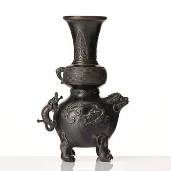 Two bronze vases, Qing dynasty, 18th /19th Century.