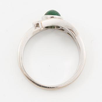 Ring, 18K white gold set with a cabochon-cut emerald and brilliant-cut diamonds.