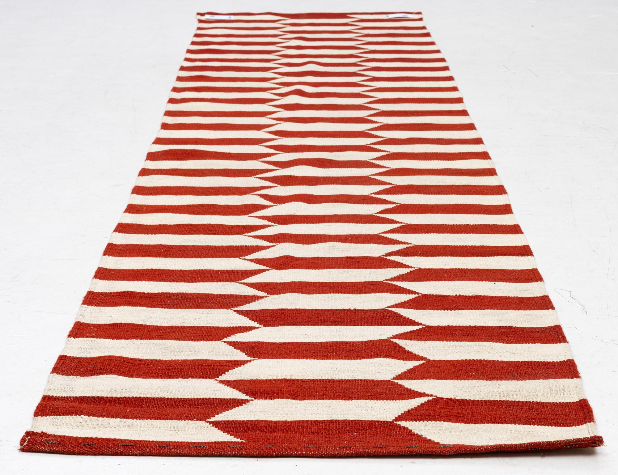 Gallerimatta, slätväv, ca 300 x 82 cm.