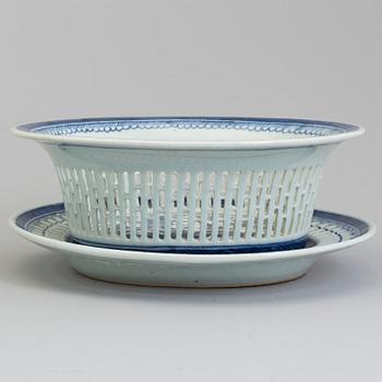 A part dinner export porcelain service, Qing dynasty, 19th century (23 pc).