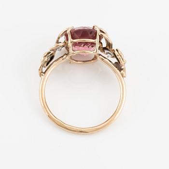 Ring med rosa turmalin och briljantslipade diamanter.