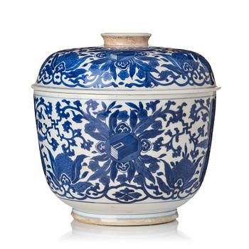 835. A large blue and white jar with cover, Qing dynasty, Kangxi (1662-1722).